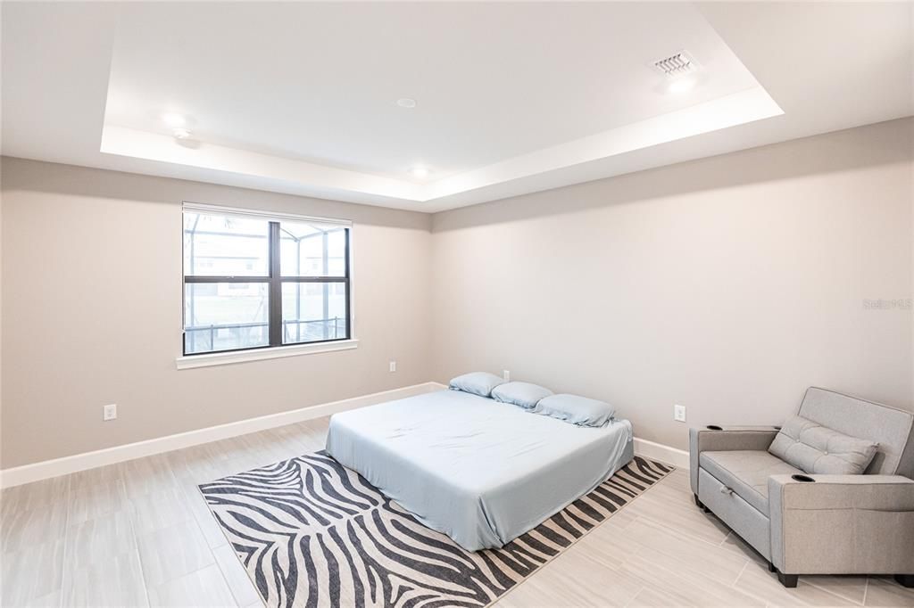 合同活跃: $4,200 (3 贝兹, 3 浴室, 2100 平方英尺)