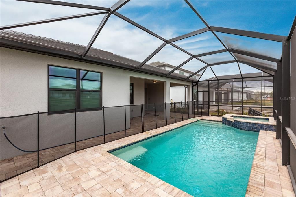 合同活跃: $4,200 (3 贝兹, 3 浴室, 2100 平方英尺)