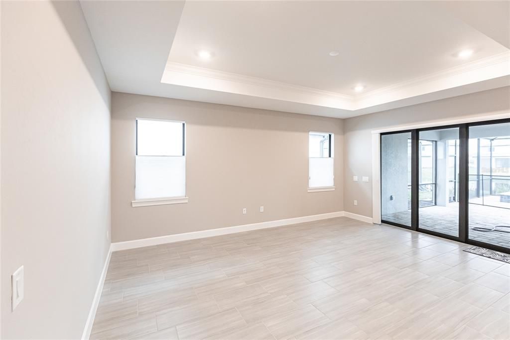 合同活跃: $4,200 (3 贝兹, 3 浴室, 2100 平方英尺)