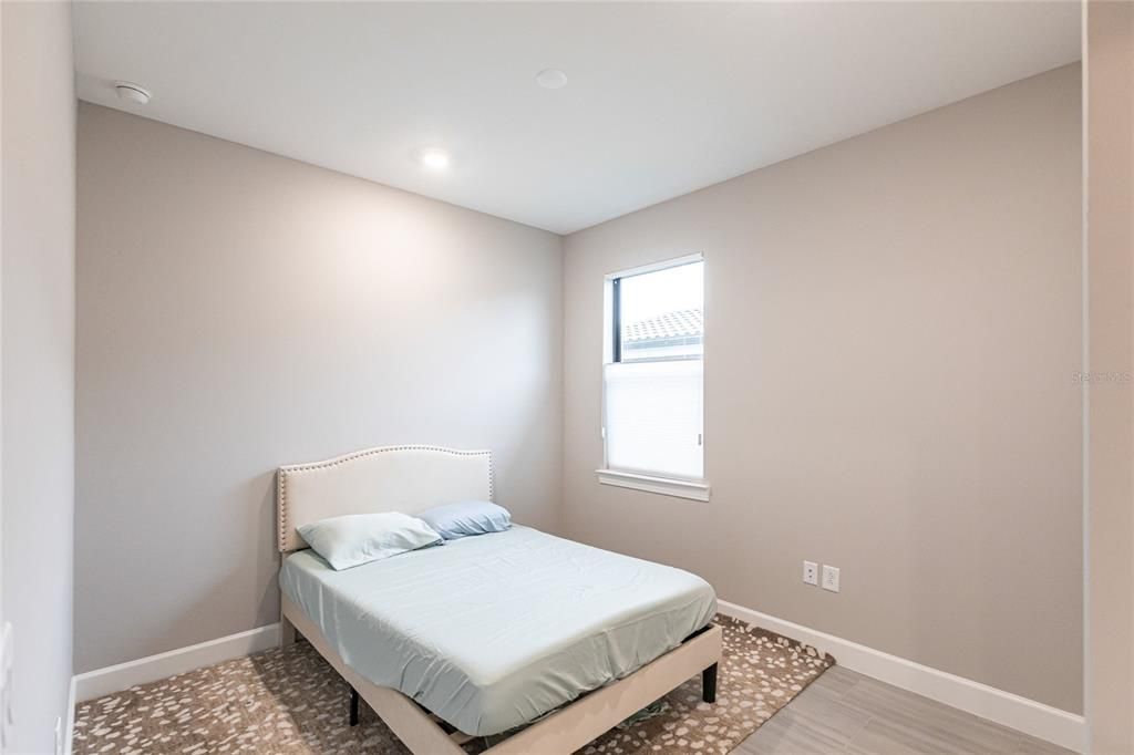 合同活跃: $4,200 (3 贝兹, 3 浴室, 2100 平方英尺)