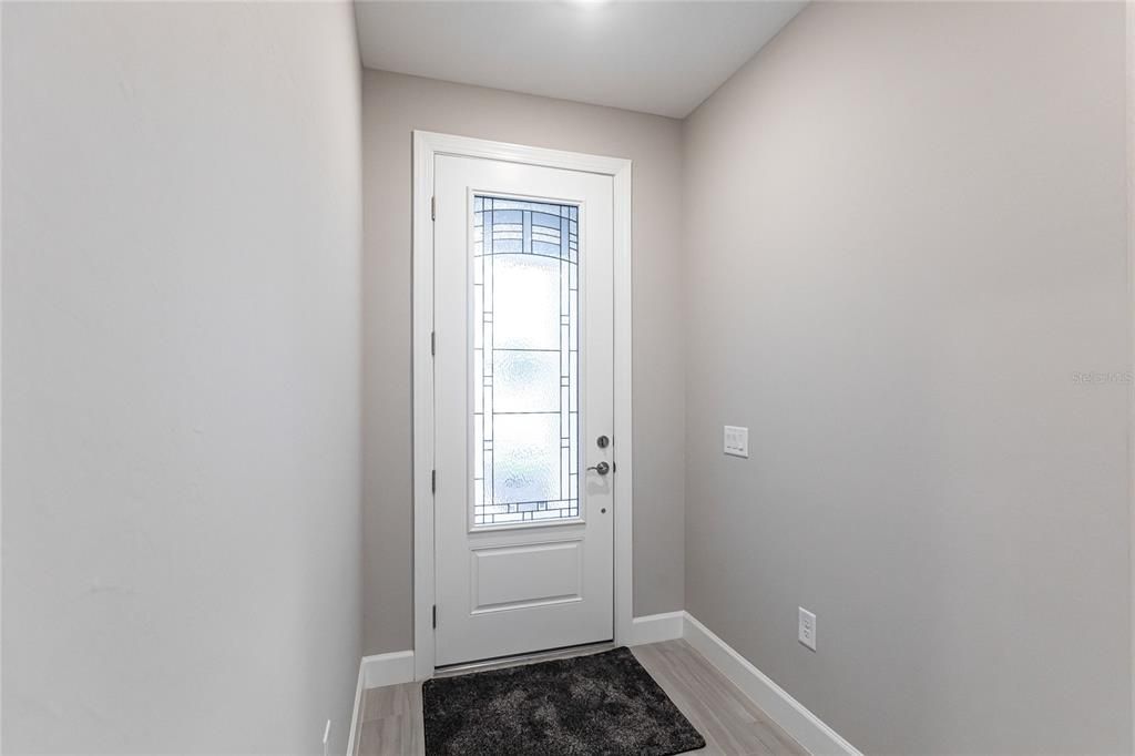 合同活跃: $4,200 (3 贝兹, 3 浴室, 2100 平方英尺)