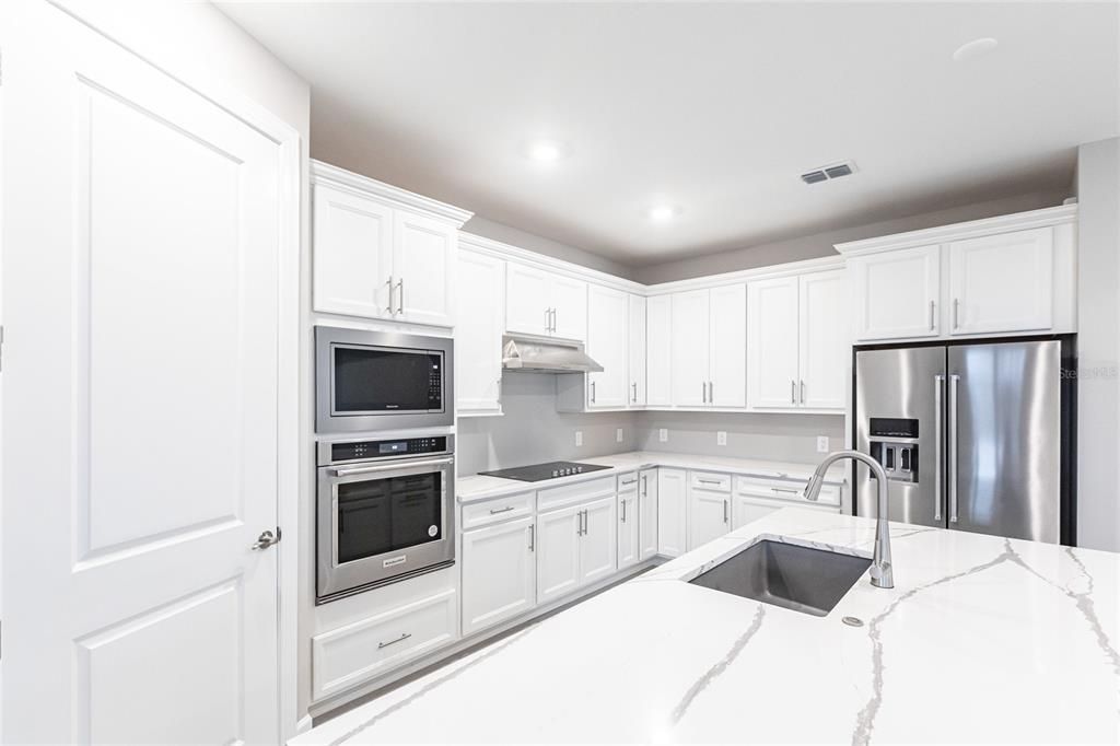 合同活跃: $4,200 (3 贝兹, 3 浴室, 2100 平方英尺)