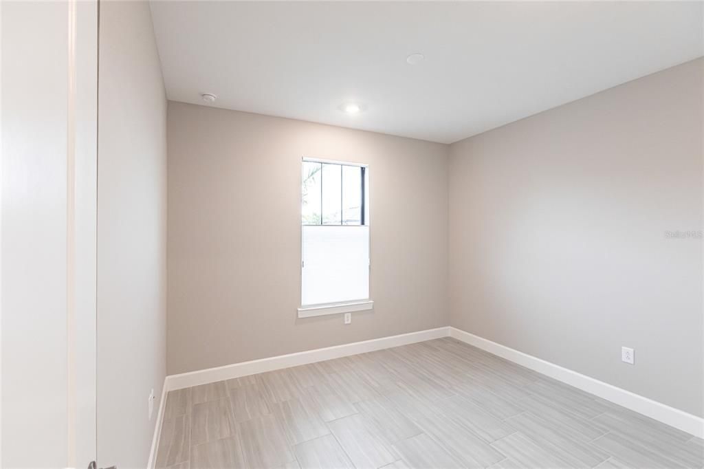 合同活跃: $4,200 (3 贝兹, 3 浴室, 2100 平方英尺)