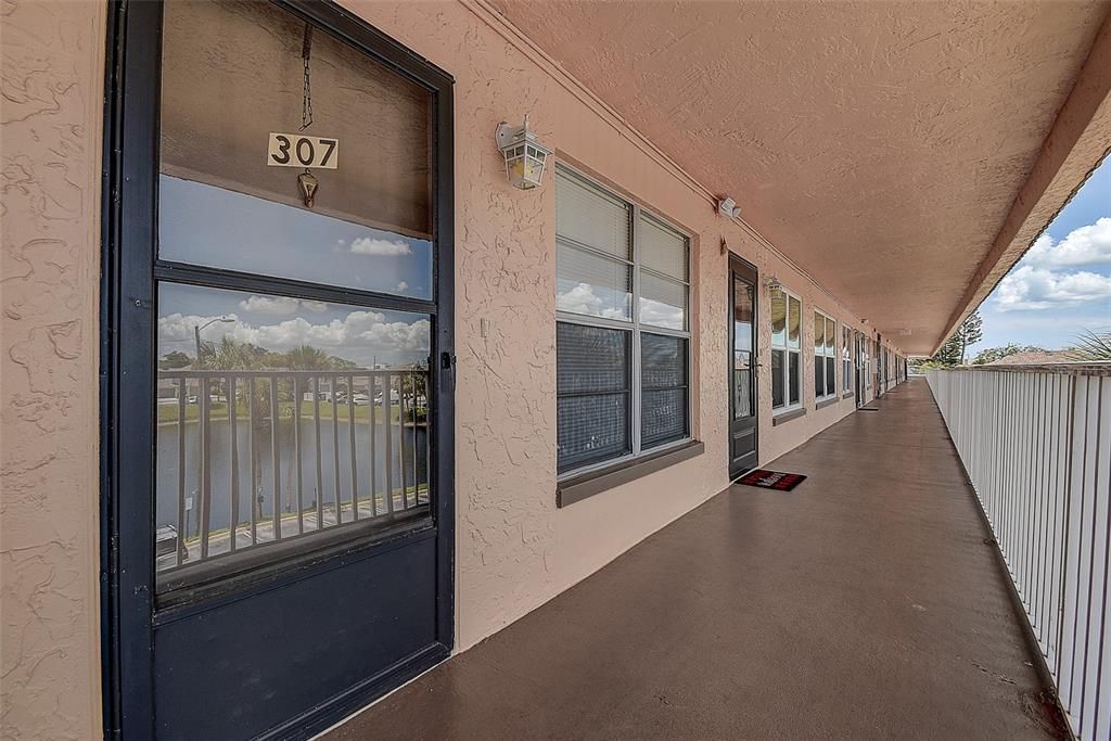 For Sale: $124,000 (1 beds, 1 baths, 870 Square Feet)