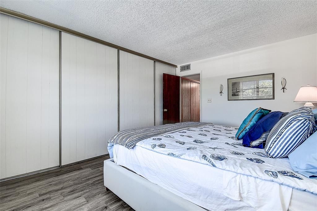 For Sale: $124,000 (1 beds, 1 baths, 870 Square Feet)