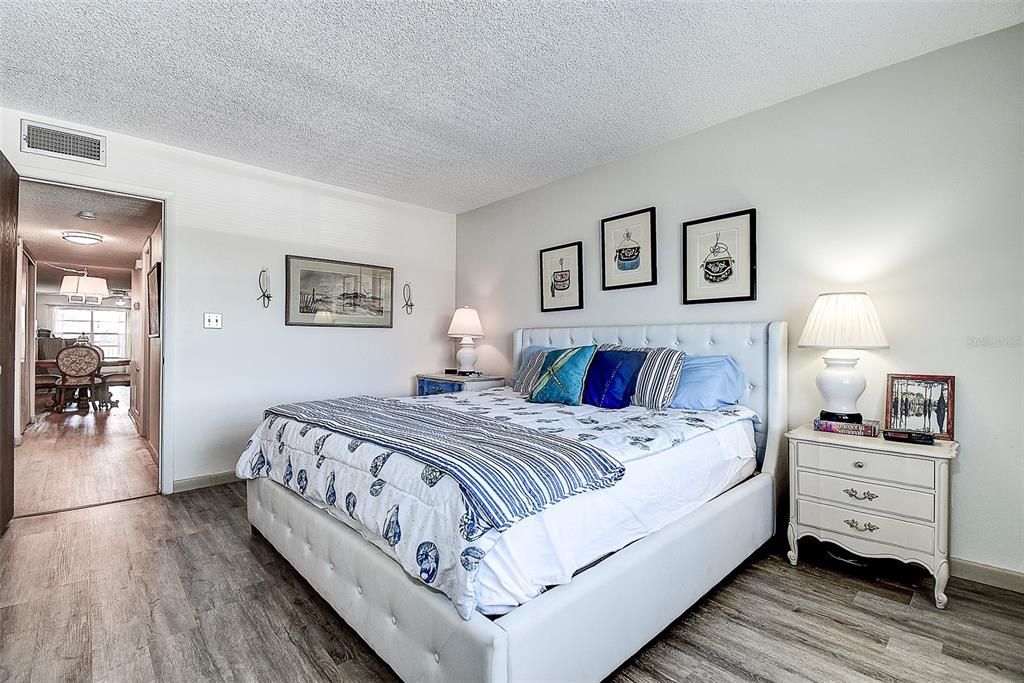 For Sale: $124,000 (1 beds, 1 baths, 870 Square Feet)