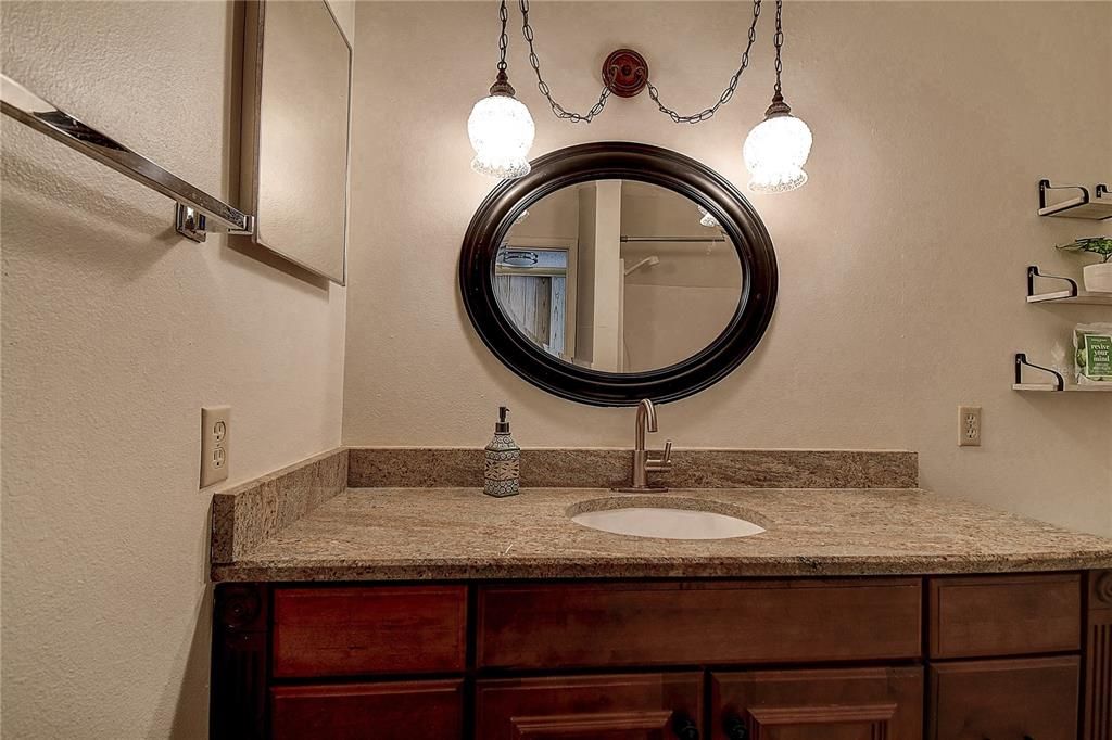 For Sale: $124,000 (1 beds, 1 baths, 870 Square Feet)