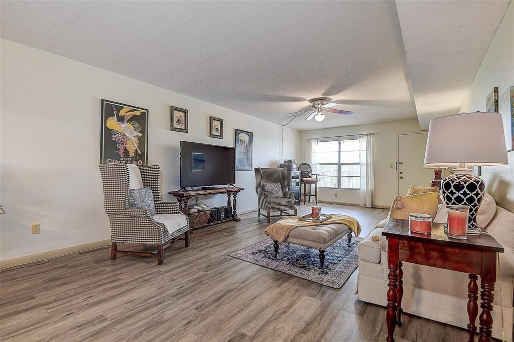 For Sale: $124,000 (1 beds, 1 baths, 870 Square Feet)