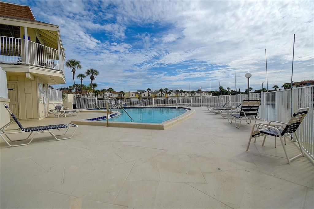 For Sale: $124,000 (1 beds, 1 baths, 870 Square Feet)