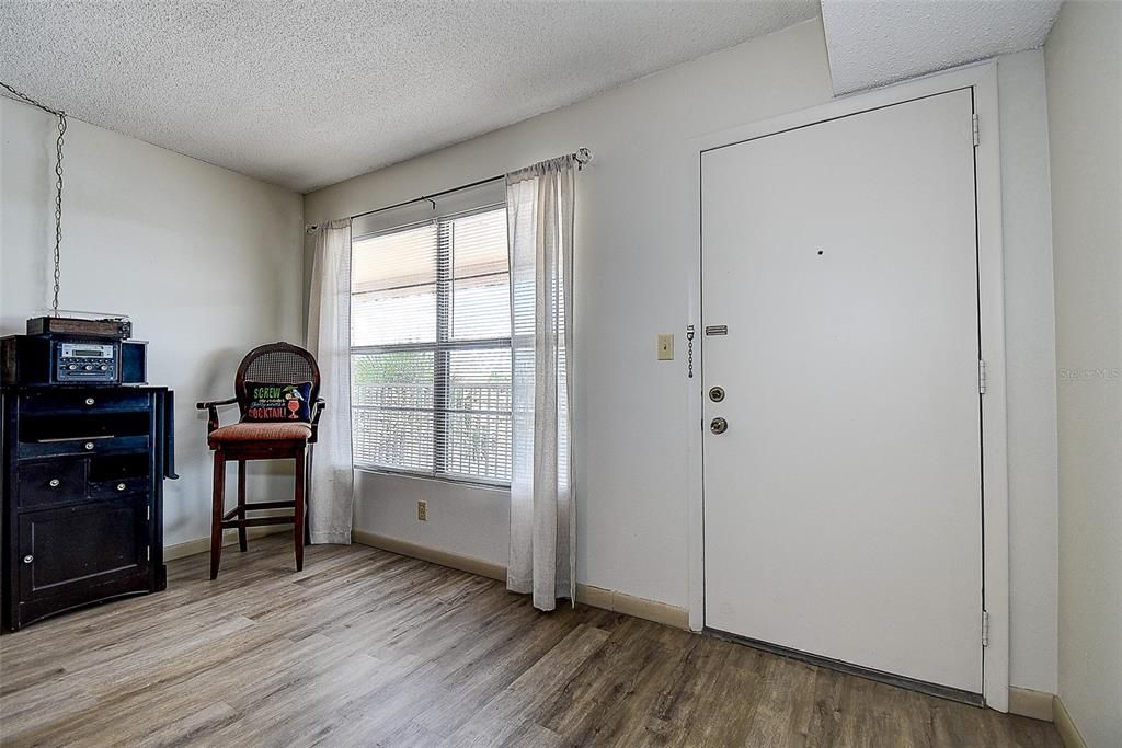 For Sale: $124,000 (1 beds, 1 baths, 870 Square Feet)