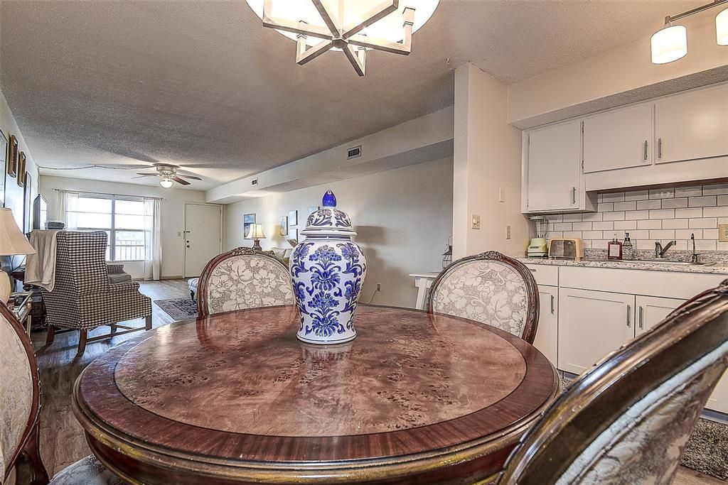 For Sale: $124,000 (1 beds, 1 baths, 870 Square Feet)