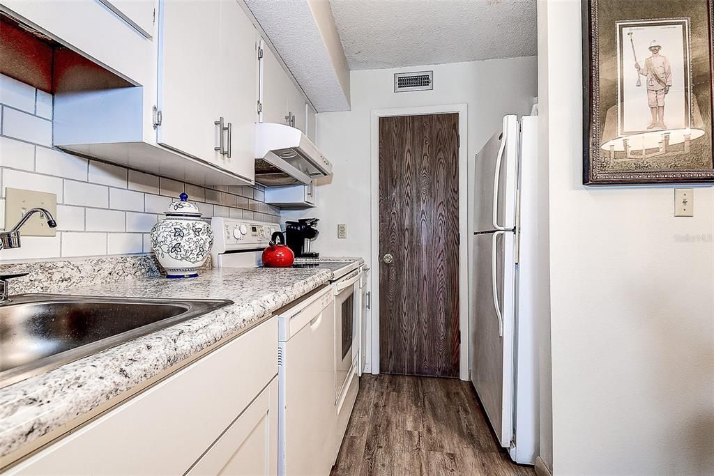 For Sale: $124,000 (1 beds, 1 baths, 870 Square Feet)