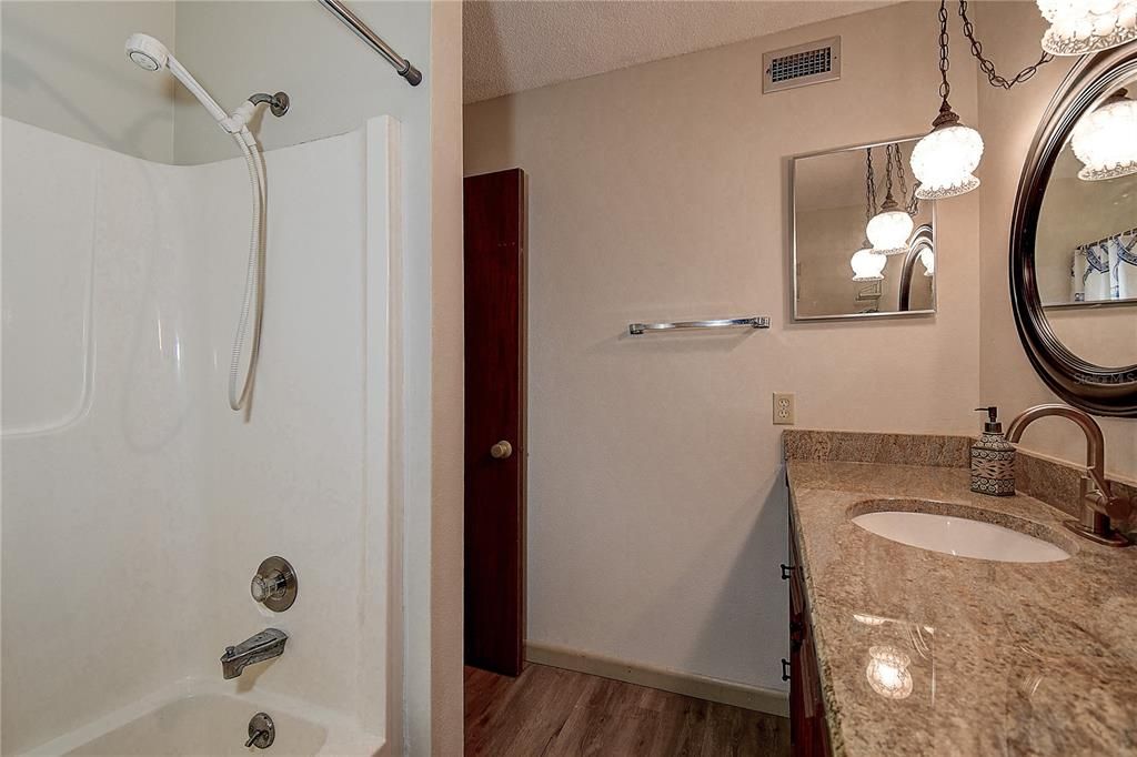 For Sale: $124,000 (1 beds, 1 baths, 870 Square Feet)