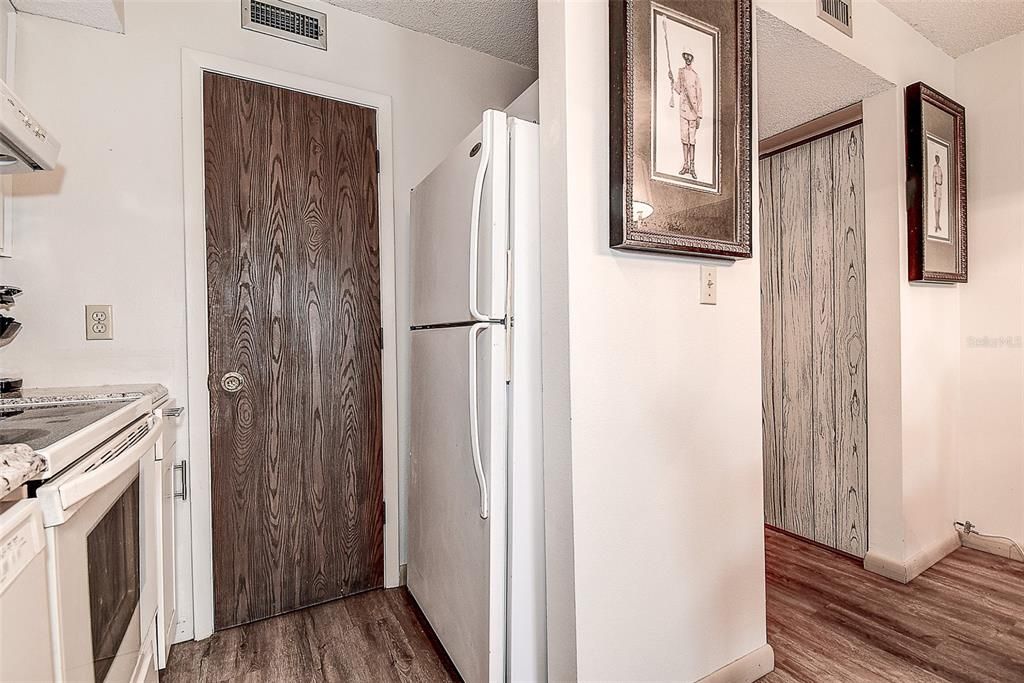 For Sale: $124,000 (1 beds, 1 baths, 870 Square Feet)