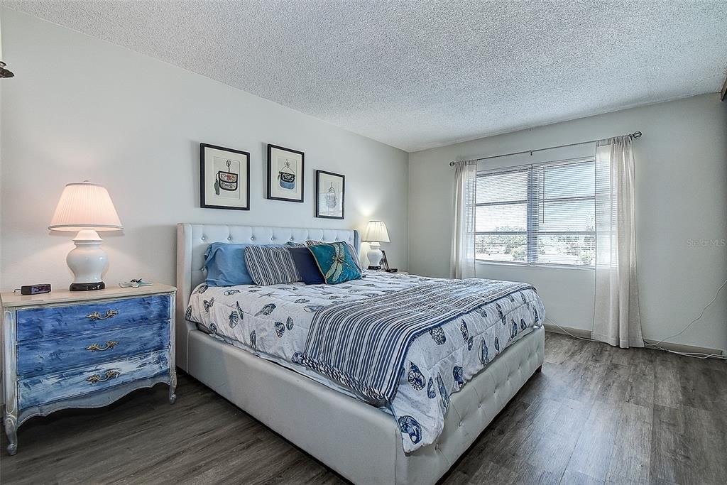 For Sale: $124,000 (1 beds, 1 baths, 870 Square Feet)