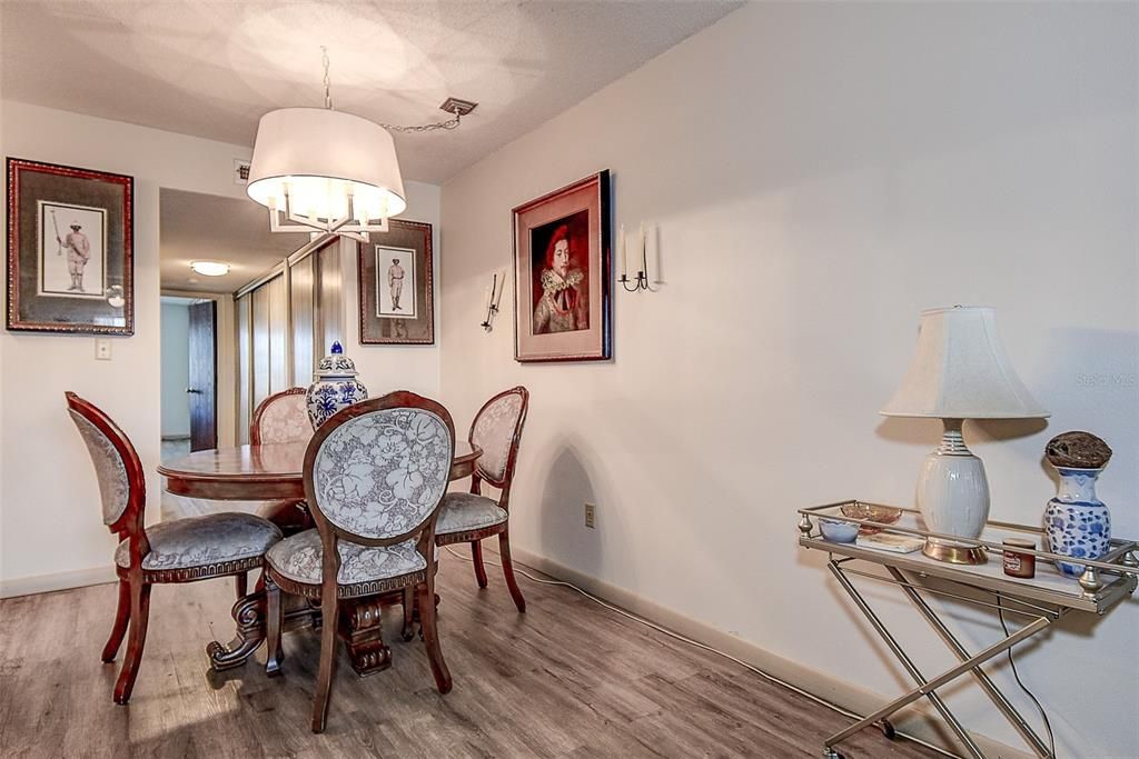 For Sale: $124,000 (1 beds, 1 baths, 870 Square Feet)