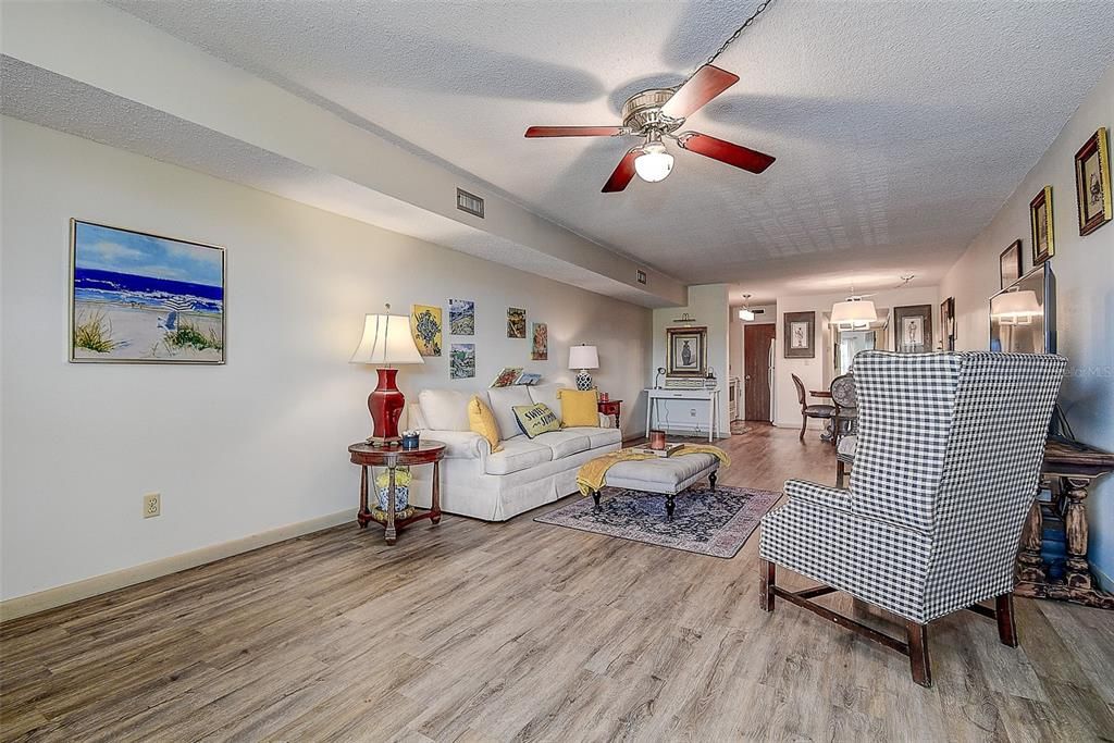 For Sale: $124,000 (1 beds, 1 baths, 870 Square Feet)