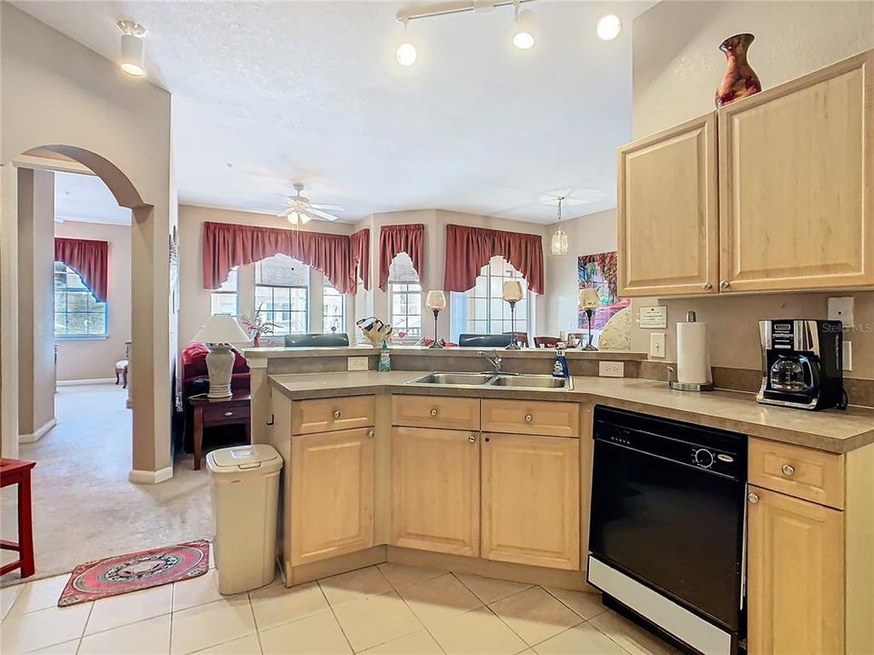 Active With Contract: $200,000 (4 beds, 2 baths, 1688 Square Feet)