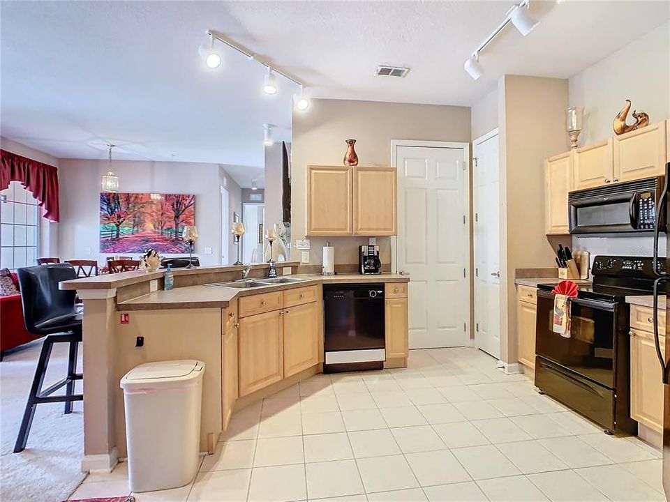 Active With Contract: $200,000 (4 beds, 2 baths, 1688 Square Feet)