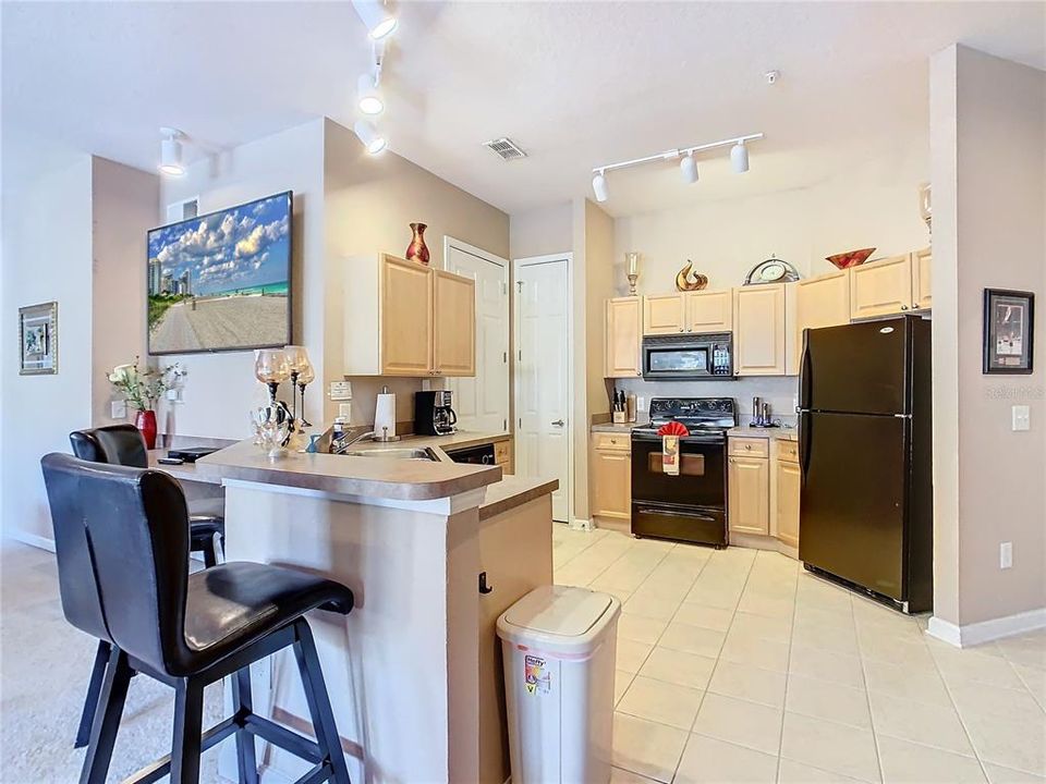 Active With Contract: $200,000 (4 beds, 2 baths, 1688 Square Feet)