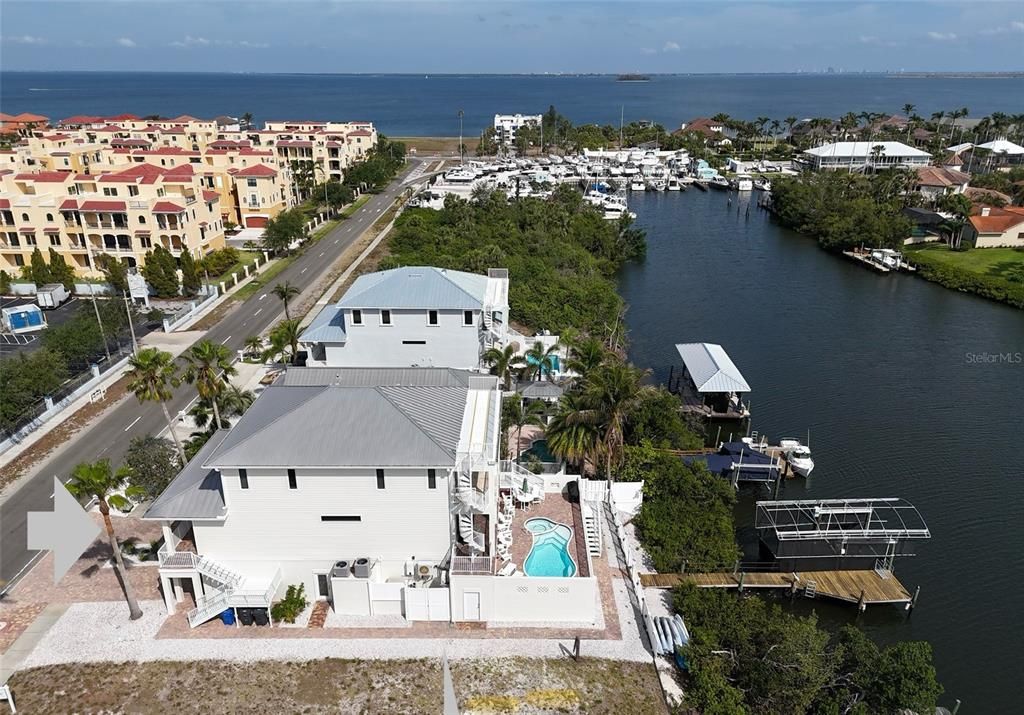 Activo con contrato: $1,325,000 (4 camas, 4 baños, 3395 Pies cuadrados)