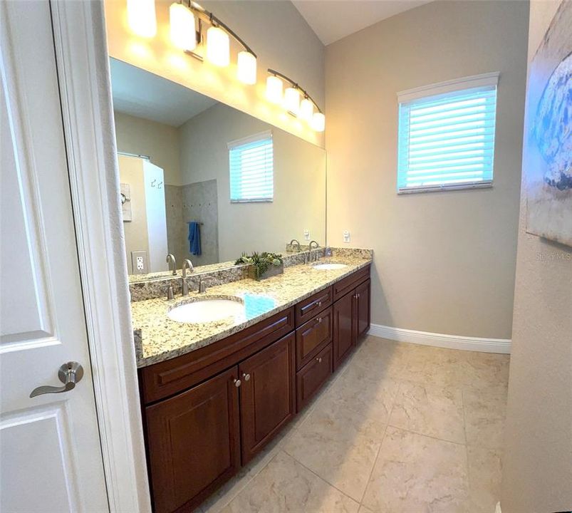 Activo con contrato: $1,325,000 (4 camas, 4 baños, 3395 Pies cuadrados)