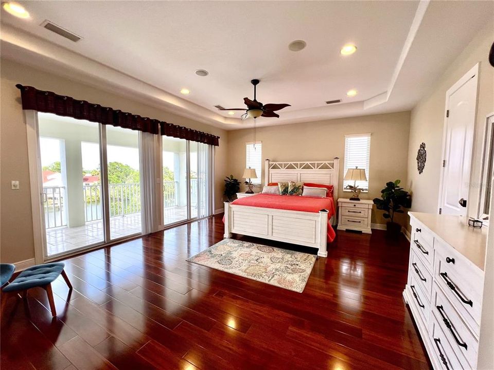 Activo con contrato: $1,325,000 (4 camas, 4 baños, 3395 Pies cuadrados)