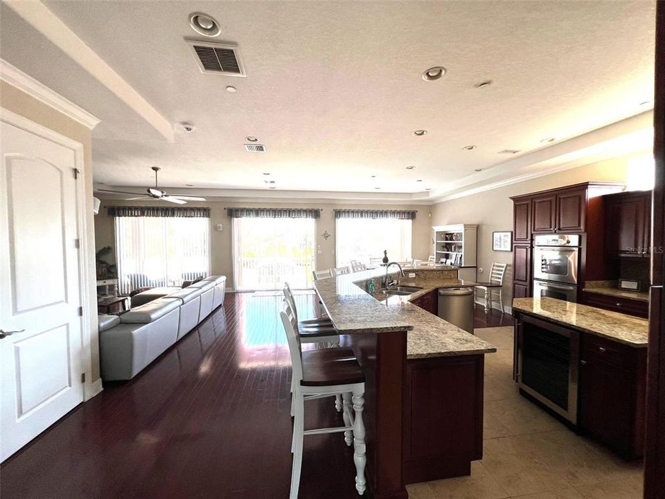 Activo con contrato: $1,325,000 (4 camas, 4 baños, 3395 Pies cuadrados)