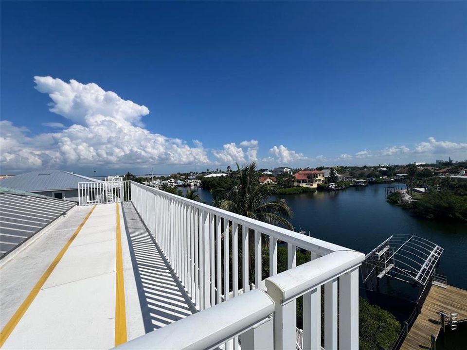 Activo con contrato: $1,325,000 (4 camas, 4 baños, 3395 Pies cuadrados)