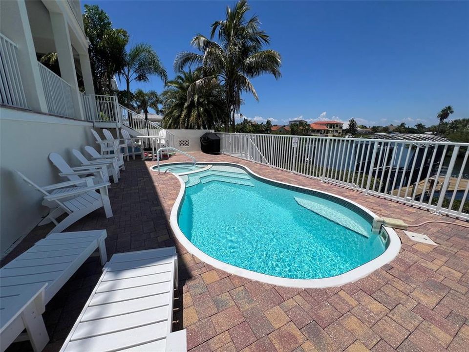 Activo con contrato: $1,325,000 (4 camas, 4 baños, 3395 Pies cuadrados)