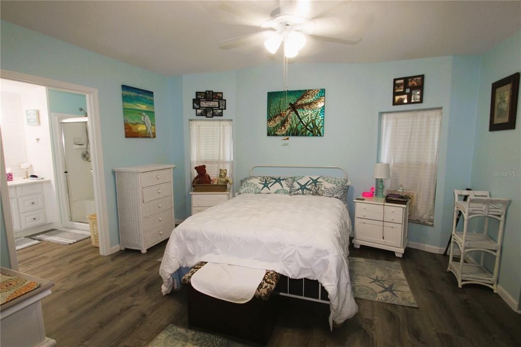 Activo con contrato: $274,900 (2 camas, 2 baños, 1364 Pies cuadrados)