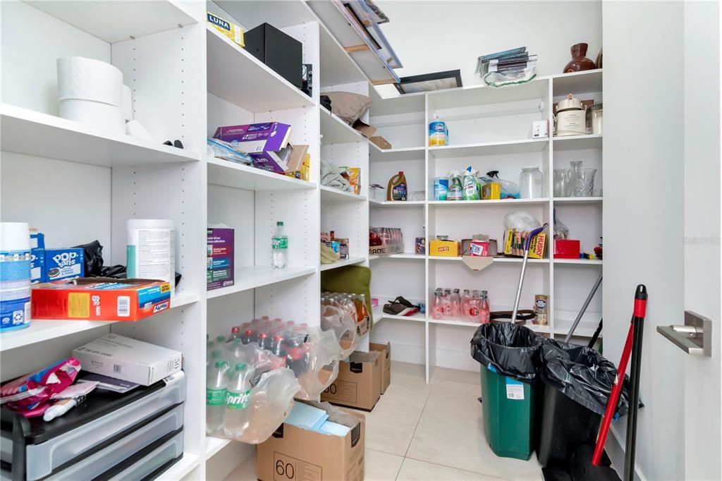 出租: $13,000 (4 贝兹, 4 浴室, 4418 平方英尺)