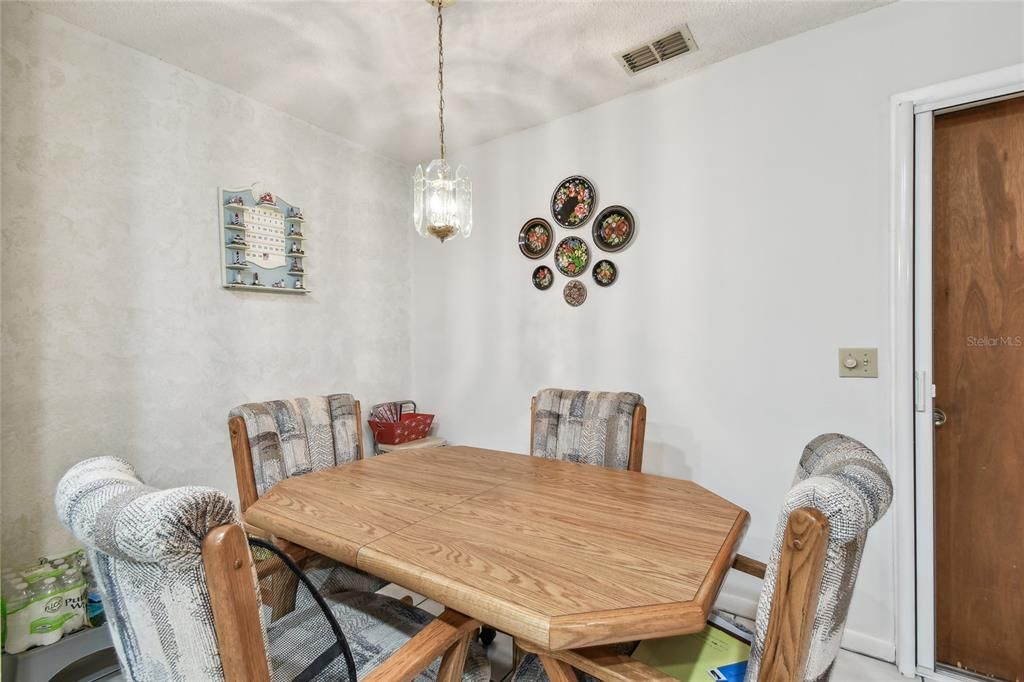 待售: $236,000 (2 贝兹, 2 浴室, 1192 平方英尺)