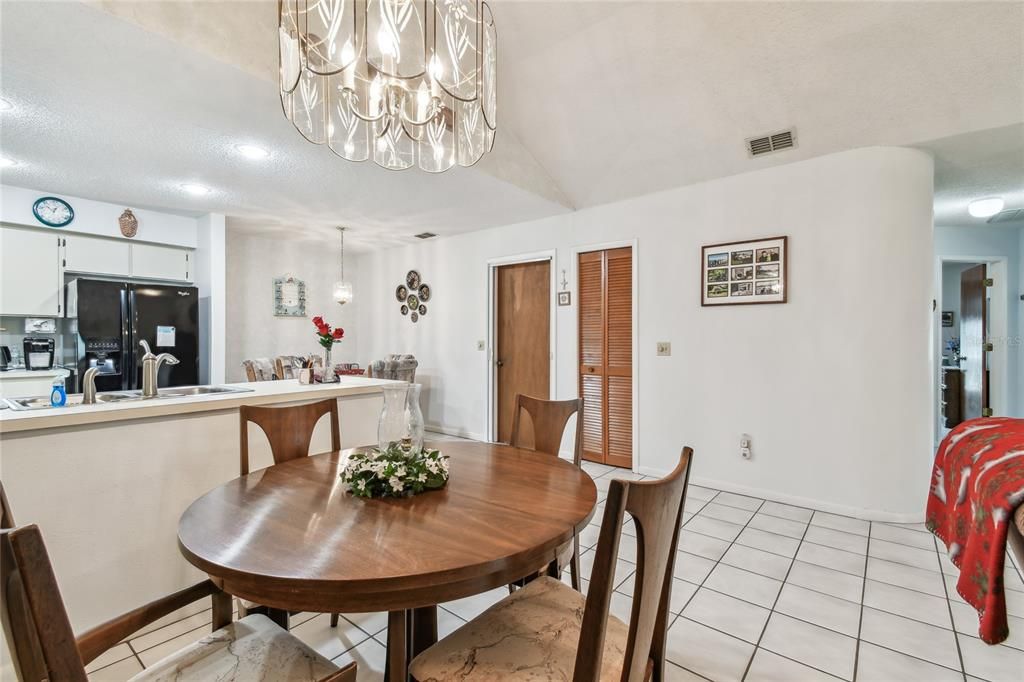 待售: $236,000 (2 贝兹, 2 浴室, 1192 平方英尺)