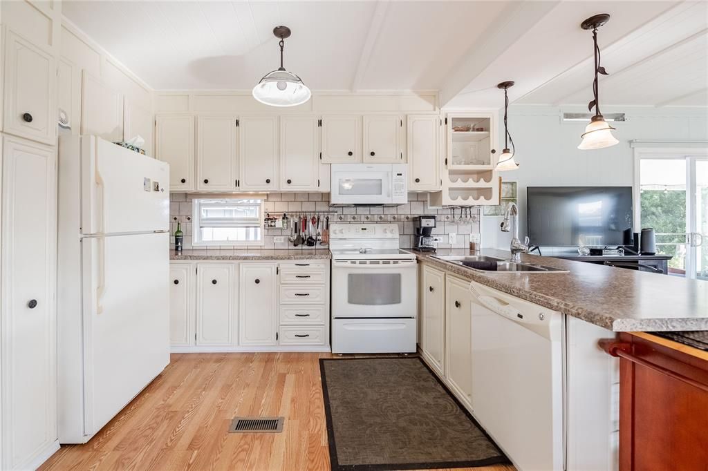 合同活跃: $157,900 (3 贝兹, 2 浴室, 1324 平方英尺)