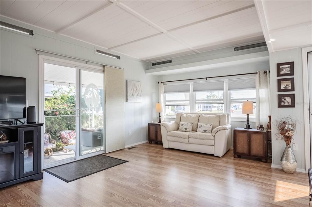 合同活跃: $157,900 (3 贝兹, 2 浴室, 1324 平方英尺)