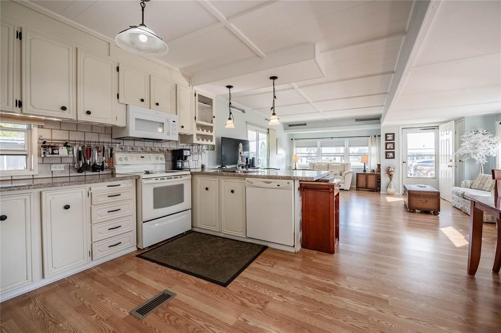 合同活跃: $157,900 (3 贝兹, 2 浴室, 1324 平方英尺)