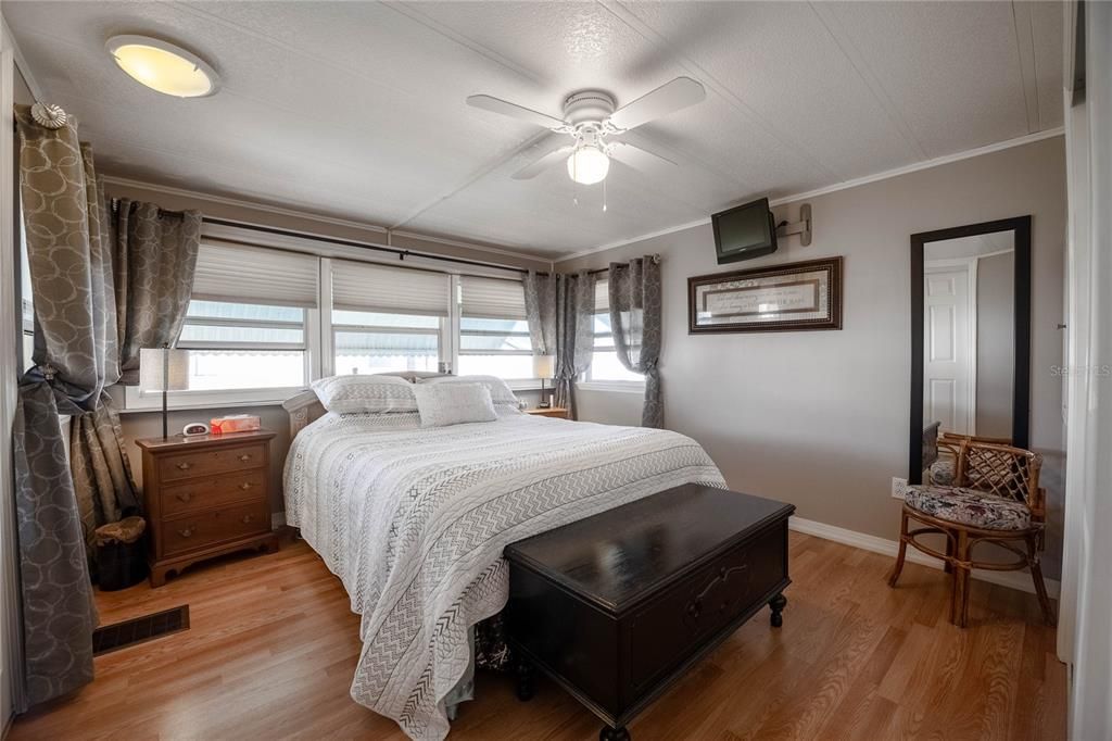 合同活跃: $157,900 (3 贝兹, 2 浴室, 1324 平方英尺)