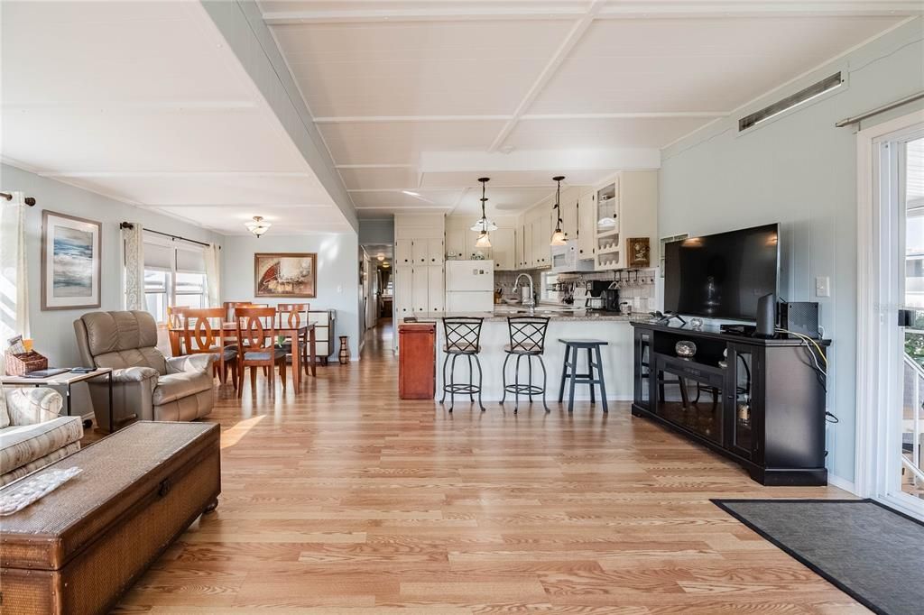 合同活跃: $157,900 (3 贝兹, 2 浴室, 1324 平方英尺)