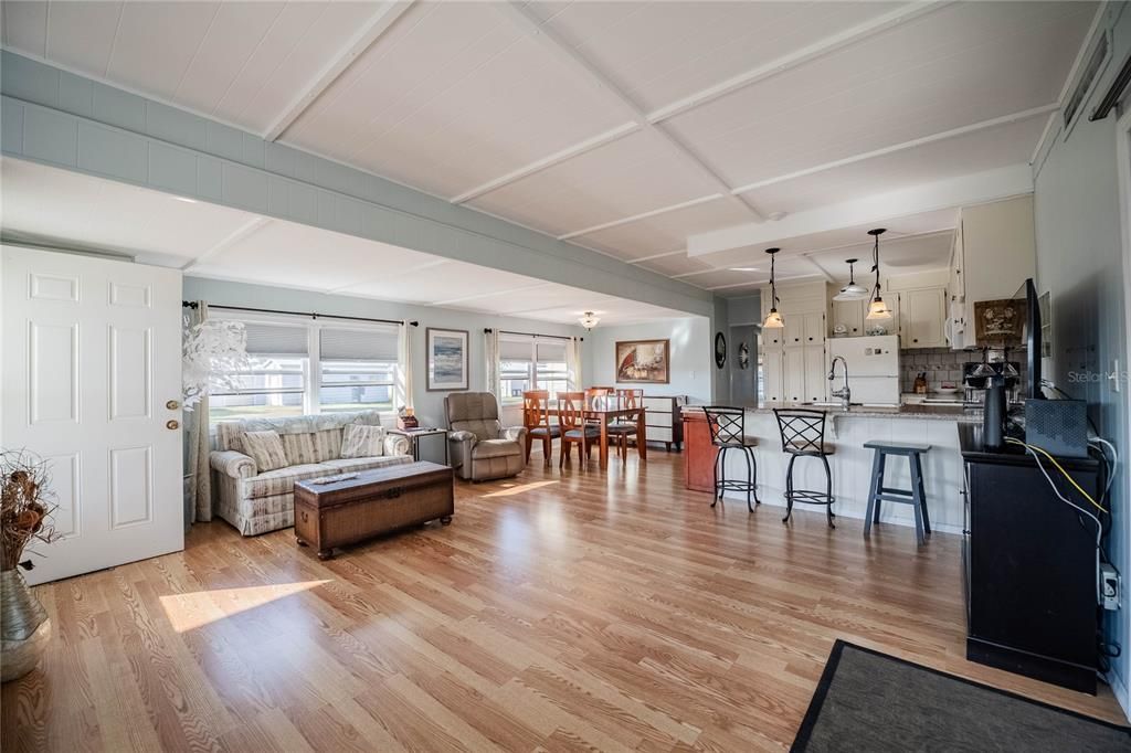 合同活跃: $157,900 (3 贝兹, 2 浴室, 1324 平方英尺)