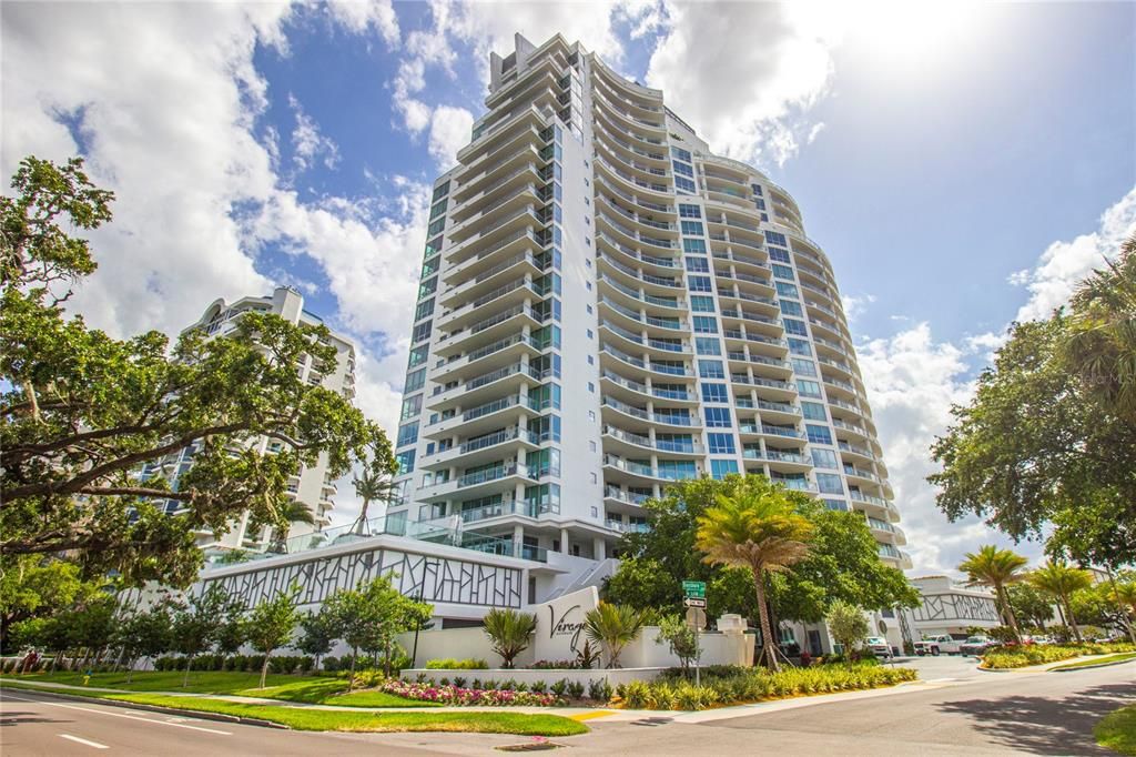 Recently Sold: $3,350,000 (3 beds, 3 baths, 3395 Square Feet)