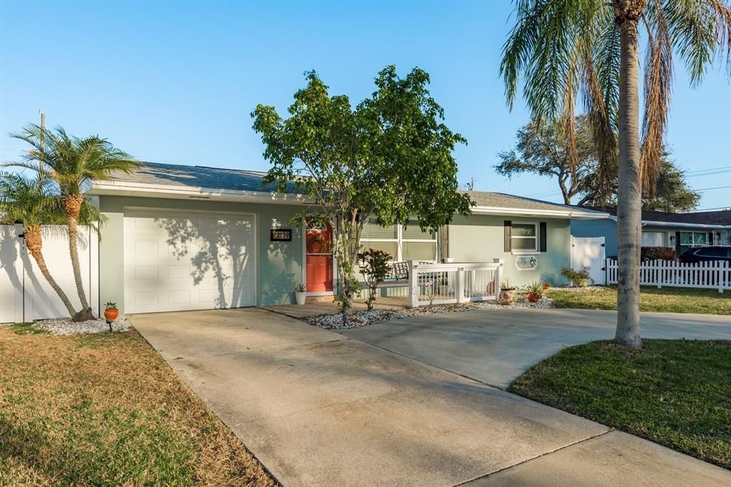 Recently Sold: $550,000 (2 beds, 2 baths, 936 Square Feet)