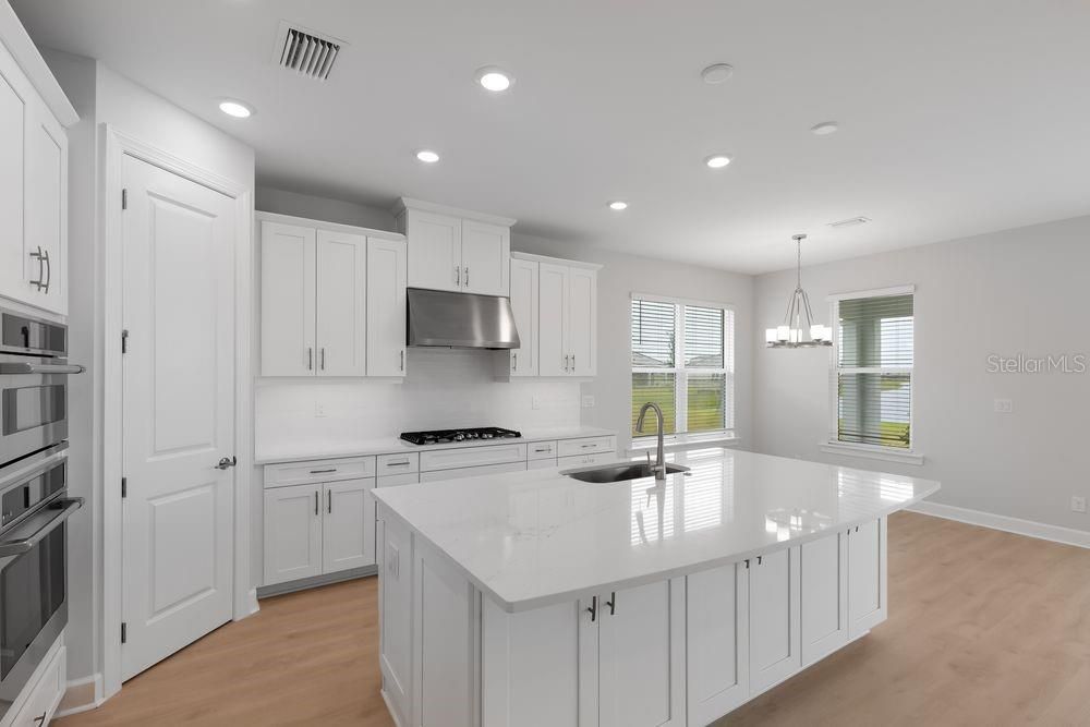 Active With Contract: $586,711 (3 beds, 3 baths, 2100 Square Feet)