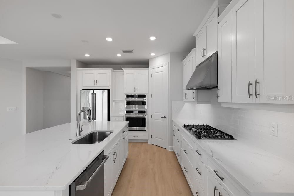 Active With Contract: $586,711 (3 beds, 3 baths, 2100 Square Feet)