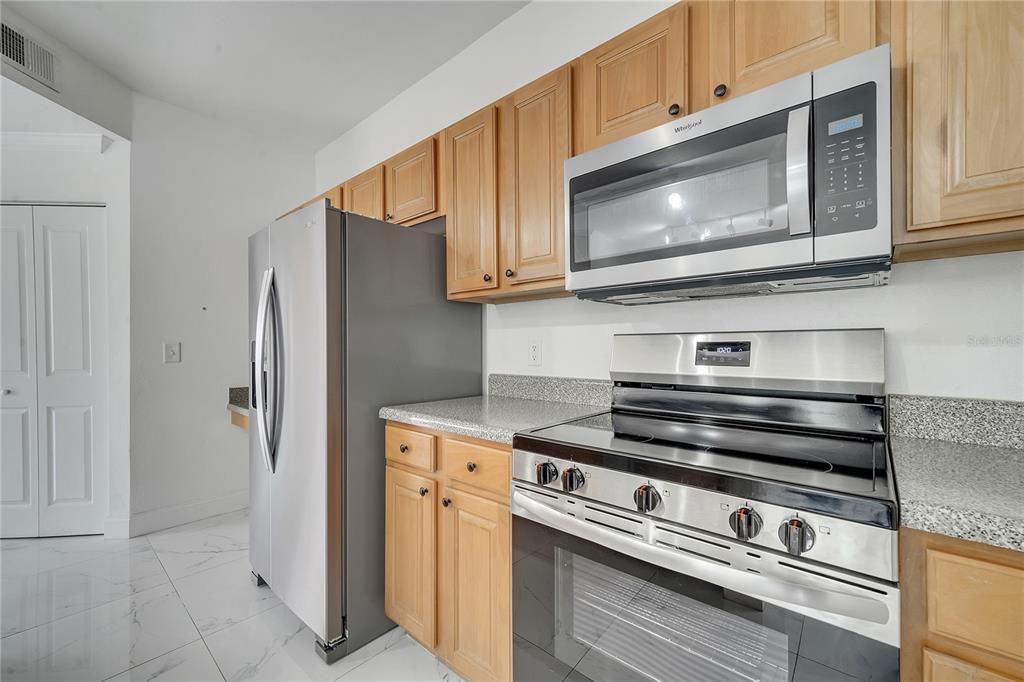 For Sale: $275,000 (2 beds, 2 baths, 1204 Square Feet)