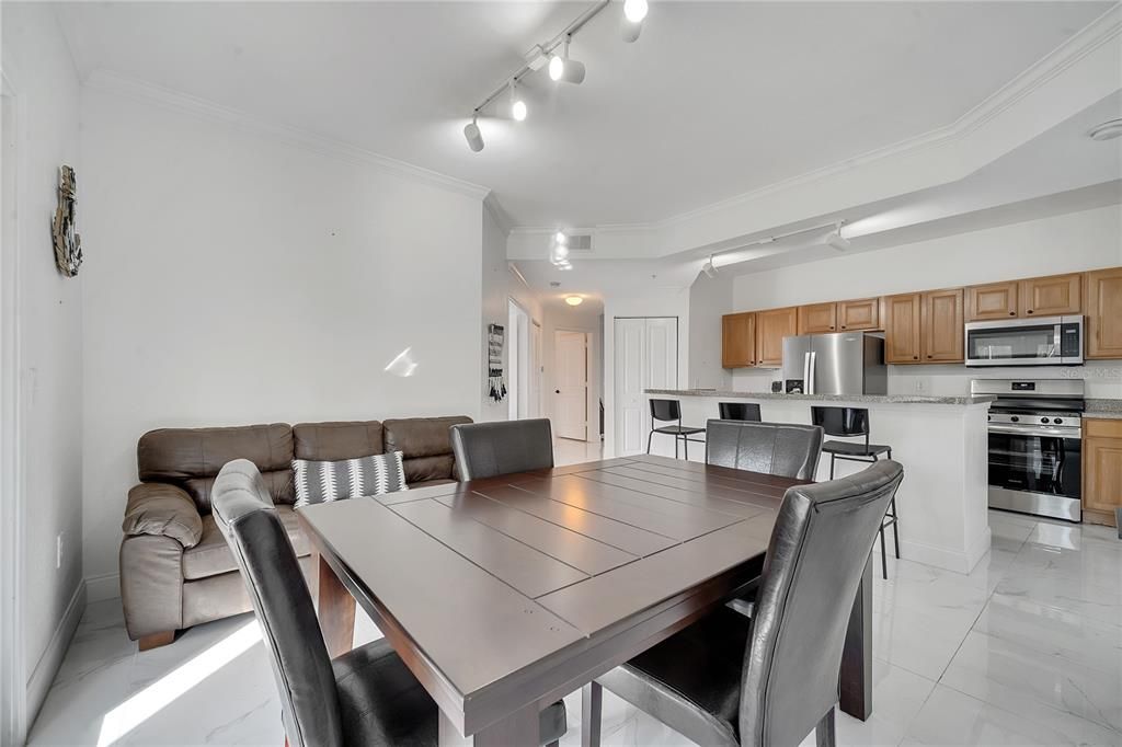 For Sale: $275,000 (2 beds, 2 baths, 1204 Square Feet)