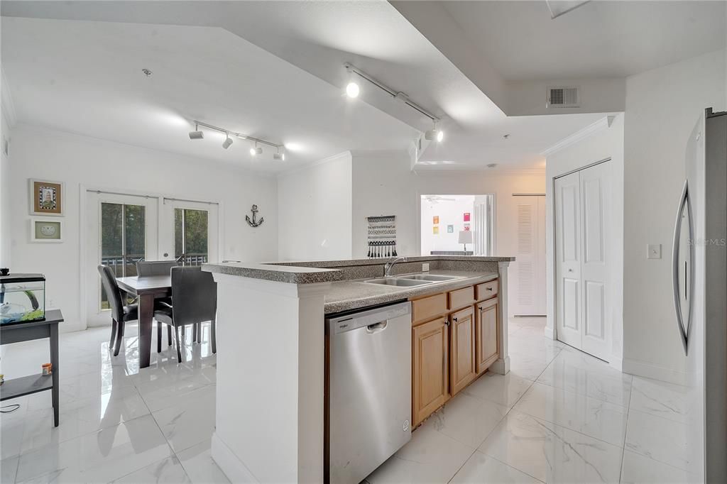 For Sale: $275,000 (2 beds, 2 baths, 1204 Square Feet)