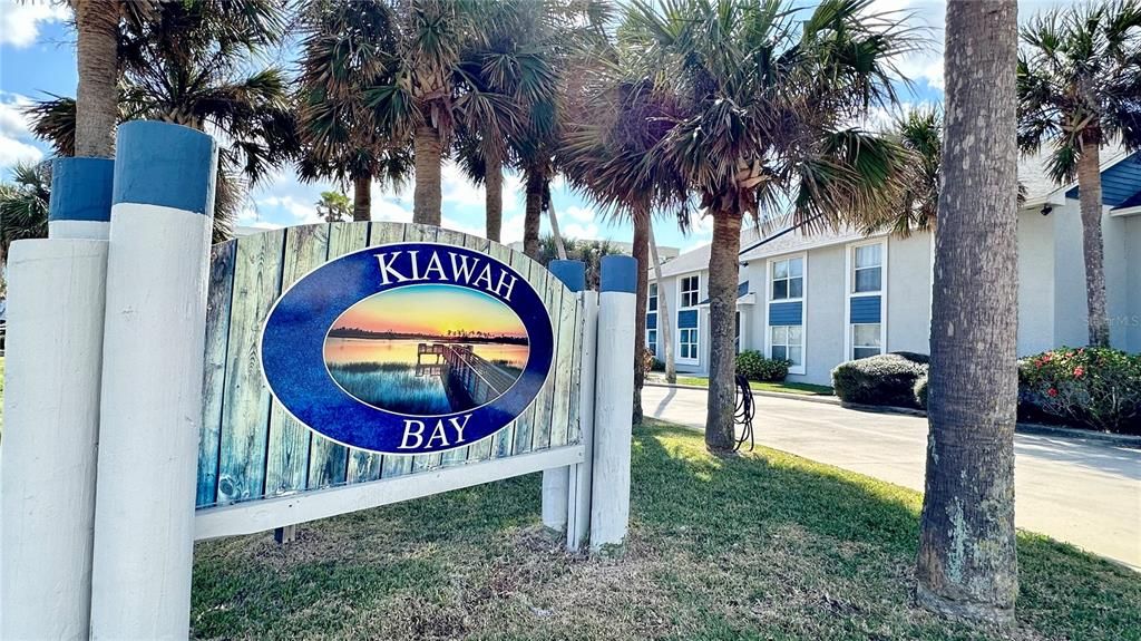For Sale: $277,900 (2 beds, 2 baths, 906 Square Feet)