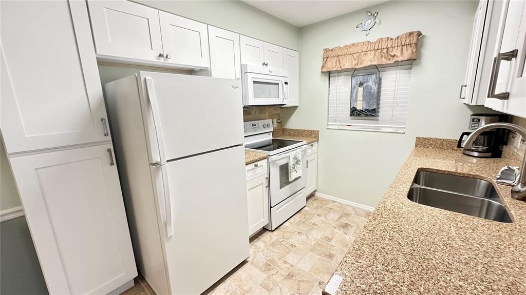 For Sale: $277,900 (2 beds, 2 baths, 906 Square Feet)