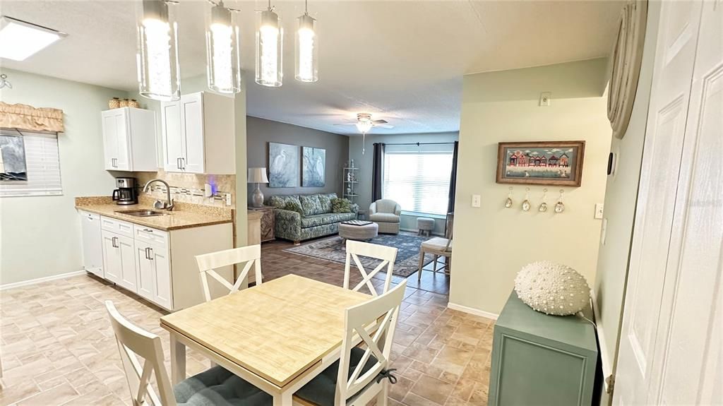 For Sale: $277,900 (2 beds, 2 baths, 906 Square Feet)